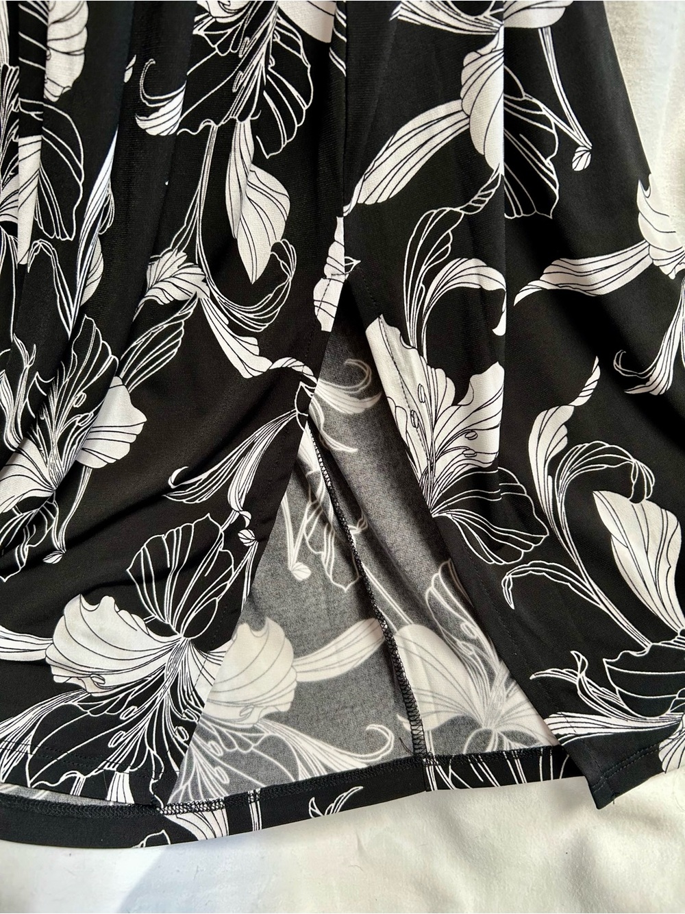 LANE BRYANT WRAP DRESS, X BEAUTICURVE FLORAL BLACK & WHITE LILY, NWT, SIZE 22/24 - Picture 7 of 8